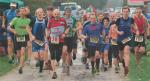 Das Starterfeld von gut 50 Teilnehmern beginnt mit einer 10 km Lauf Laufrunde. (l. Steffen Sch&ouml;ler, 4.v.l. Torsten Blauwitz). Foto: Frank Drexler, MZ.