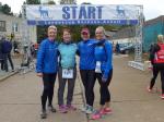 Bei den Startern der Gaensefurther Sportbewegung &uuml;ber 5,4 Kilometern fehlt hier nur Kirsten Geist, die mit ihrem Mann auf der Langdistanz noch zwei weitere Runden „ausl&auml;uft“. Renate Liedtke, Sylvia K&ouml;hn, Kathleen Mahler und Claudia Meier haben ihre Runden im Schlosspark sichtlich genossen (v.l.).