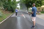 Gartenschlauch ausgerollt und „Wasser marsch!“. Tina Funke freut sich &uuml;ber die Abk&uuml;hlung in der zweiten Runde.