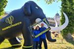 Der Berlin-Mammutmarsch f&uuml;hrte Katrin und Mario Kreutzmann (v.l.) vom Triumphbogen des Schlosses Sanssouci in Potsdam einmal nach Berlin und wieder zur&uuml;ck. Von den 25 Stunden, die sie f&uuml;r diese Distanz ben&ouml;tigten, k&ouml;nnen sie wohl ihr eigenes Buch schreiben.