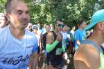 Francesco Navarra und dahinter Lina Epperlein vor dem Start &uuml;ber 21,1 Kilometer an der sch&ouml;nen Saale entlang.
