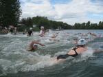 Um 13.10 Uhr st&uuml;rzten sich die Schwimmer des Staffeltriathlons in die Fluten des L&ouml;derburger Sees.