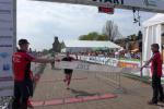 Was f&uuml;r ein Sieg! Stefanie Nowak von der Gaensefurther Sportbewegung ist die erste Frau &uuml;ber 42,195 Kilometer. Unter dem Jubel der Zuschauer darf sie das Zielbanner durchlaufen.