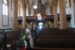 Der Atem stockt, denn eine bezaubernde Braut betritt die Kirche und von der Empore hallt ein G&auml;nsehaut-Ave-Maria, gebettet in Orgelmusik.
