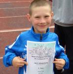 Stolz pr&auml;sentiert Nico seine Urkunde f&uuml;r den 3. Platz