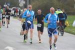Maik L&ouml;we und Olaf Moch (blaue T-shirts v.l.) auf der 5 Kilometer Laufstrecke.