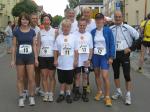 Gruppenfoto mit dem prominenten Laufsportler aus Halle. v.l. Sylvia K&ouml;hn, Jens-Uwe B&ouml;rner, Sabine B&ouml;rner, Heidi Rabenstein, Lutz Klau&szlig;, Ronald Rabenstein, Toralf Schmidtschneider, Katrin Winkler-Hindricks, Waldemar Cierpinski.