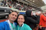 Daniel und Janine Wuwer genie&szlig;en nach dem Zieleinlauf &uuml;ber ihren Halbmarathon die Stimmung im Heinz-Steyer-Stadion.