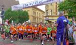 Einen 'Start-Ziel-Erfolg' sicherten sich in diesem Jahr die Sch&uuml;ler aus F&ouml;rderstedt (in Orange) beim 1,5 Kilometer-Stadt-Pokal-Lauf der Grundschulen. Kein Wunder, schlie&szlig;lich waren sie hochmotiviert, den bisherigen Wanderpokal mit einem dritten Sieg endg&uuml;ltig ihr Eigen nennen zu d&uuml;rfen.