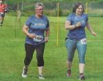 B&auml;rbel Lallecke (l.) und Kathleen Mahler walkten die sieben Kilometer rund um Eickendorf.