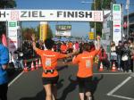 Sabine kam mit Tina nach 1:59:27 Stunden ins Ziel. Sabine kam mit Tina nach 1:59:27 Stunden ins Ziel.