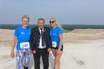 Die Zielitzer Bergm&auml;nner leiten die L&auml;ufer &uuml;ber die Abraumhalde und l&auml;cheln f&uuml;r uns gerne nochmal in die Kamera.