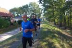 Stefan Sindermann und J&uuml;rgen G&uuml;nther auf der Deichstra&szlig;e in Sch&ouml;nebeck (blaue Shirts v.l.)