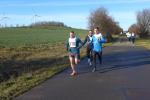 Nach der Wende, H&ouml;he des „Bullenstedter Brockens“, war das F&uuml;hrungstrio der M&auml;nner auf der Sechs-Kilometer-Distanz noch dicht beieinander. Am Ende siegte Gunnar Falke aus Calgary (Startnummer 195), vor Bode-Runner Dirk Meier und Peter Teutloff aus Aschersleben (Startnummer 378) auf Rang drei.