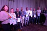 Starke F&uuml;nfziger! Gleich vier Bode-Runners wurden in dieser lauffreudigen Altersklasse geehrt: Nicole Zaschke mit einem dritten Platz (2v.l.), Stefan Sindermann Platz vier (3v.l.), Jan Zaschke kam wie Ehefrau Nicole auf Platz drei (3v.r.) und Mario Kreutzmann (2v.r.), der punktgleich mit Andreas Schade (5v.r.) mit Platz zwei gl&uuml;cklich sein muss.
