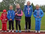 Jeder der Gaensefurther Teilnehmer (v.l. Alica S&auml;misch, Fabienne S&auml;misch, Lena Nowaczek, Michelle Otto und Lukas Ladehoff ) konnte sich beim Knirpsensportfest &uuml;ber mindestens eine Medaille freuen.