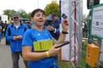 &Uuml;bergl&uuml;cklich bringt Nancy Bothe ihre 30 Kilometer in das Ziel. Ganz ohne Zeitnahme ging es dann doch nicht: Ein Fahrkartenautomat stempelte die Start- und Zielzeiten der L&auml;ufer auf das Ticket.