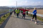 Raus aus Blankenburg, rein in die Natur: Kirsten Geist (re.) hatte eine gut gelaunte Truppe hinter sich und lief auf die Sekunde genau, ihre 13,9 Kilometer wie im Vorjahr.