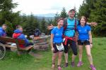 In mitten der Bode-Runners-Damen Sabine B&ouml;rner und Sylvia K&ouml;hn (v.l.), wird ein Leidensgenosse zum Weiterlaufen &uuml;berredet.