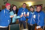 Sylvia K&ouml;hn (2.v.l.) und Petra Becker (2.v.r.) begleiteten ihre Vereinskollegen nach Neundorf auf einen Gl&uuml;hwein, konnten aber aus terminlichen Gr&uuml;nden selbst nicht am Lauf teilnehmen.
