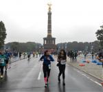 Kathleen Mahler (l.)  war eine von 4 Gaensefurther L&auml;ufern und Triathleten, die sich das besondere Flair, die Hauptstadt laufend zu erkunden, nicht entgehen lie&szlig;en.   