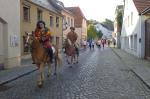 Traditionell werden die L&auml;ufer durch Reiter in historischen Kost&uuml;men zum offiziellen Start begleitet.
