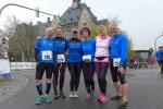 Vor dem Start zum 10-Kilometer-Lauf auf dem Naumburger Theaterplatz: Stefan Sindermann, Renate Liedtke, Kathleen Mahler, Sabine B&ouml;rner, Kirsten Geist und Jens-Uwe B&ouml;rner (v.l.)