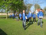 Eine gro&szlig;e Gruppe blau-wei&szlig;er Gaensefurther L&auml;ufer auf dem Weg zum 32. Gommeraner Seenlauf.
