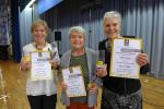 Diese drei Damen starteten in der zur&uuml;ckliegenden Saison in der Altersklasse W65: Bode-Runners Christa F&uuml;mel und Renate Liedtke mit Monika Bluschke LG Osterwieck (Mitte). Auf der Strecke als Konkurrentinnen, feierten sie bei der Ehrungsveranstaltung im Salzlandcenter ihre Laufleistung.