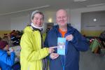 Beim Blankenburger Regensteinlauf lief den Bode-Runners auch ein bekanntes Gesicht &uuml;ber den Weg: „Gunnar“ ist quasi auf der Titelseite des neuen Sta&szlig;furter Salzland-Lauf-Flyers als Finisher abgedruckt, welcher in Blankenburg als Einladung f&uuml;r den 09. Mai 2025 auslag. Merklich ger&uuml;hrt gab er bekannt, dass die ganze Familie wieder am Start sein wird.