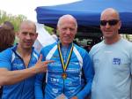 Thomas Vetter und Toralf Schmidtschneider sind mächtig stolz auf ihren Teamkollegen Jürgen Eisfeld, der mit 70 Jahren noch topfit ist und sich über den Landesmeistertitel freuen konnte. Thomas Vetter und Toralf Schmidtschneider sind mächtig stolz auf ihren Teamkollegen Jürgen Eisfeld, der mit 70 Jahren noch topfit ist und sich über den Landesmeistertitel freuen konnte.