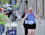 Renate Liedtke (v.) von der Gaensefurther Sportbewegung musste sich am Versorgungsstand abkühlen. Kurz darauf nahm sie die letzten Kilometer in Angriff. Renate Liedtke (v.) von der Gaensefurther Sportbewegung musste sich am Versorgungsstand abkühlen. Kurz darauf nahm sie die letzten Kilometer in Angriff.