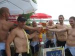 Auf so ein tolles Teamerlebnis muss angestoßen werden. Prost! Auf so ein tolles Teamerlebnis muss angestoßen werden. Prost!