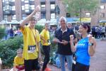 Pascal K&uuml;spert freute sich &uuml;ber die Gl&uuml;ckw&uuml;nsche von Schulleiter und Coach Uwe Oswald und von Sabine B&ouml;rner von Bode-Runners der Gaensefurther Sportbewegung.
