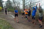 Die L&auml;ufer &uuml;ber acht und 15 Kilometer warten noch auf ihre Starts und &uuml;berraschen die Langdistanz mit Beifall und Laola-Welle