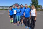 Diese kleine Abordnung der Bode-Runners finishte beim 18. Lehrter Citylauf erfolgreich &uuml;ber zehn Kilometer (Jens-Uwe B&ouml;rner, Kathleen Mahler, Sabine B&ouml;rner, Renate Liedtke, Nico Mahler, J&uuml;rgen G&uuml;nther und Kirsten Geist v.l.) und hatte eine Gru&szlig;botschaft an die Partnerstadt im Gep&auml;ck. 
