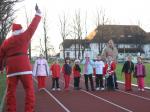 Die j&uuml;ngsten L&auml;ufer haben 200 m zu absolvieren, bevor sie vom Nikolaus mit einer kleinen &Uuml;berraschung belohnt werden. 
