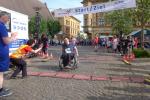 Auch als Rollstuhlfahrer sprach nichts gegen eine Teilnahme am Salzland-Lauf, wie unter anderem der Sta&szlig;furter Stefan Deutschmann (r.) unter Beweis stellte. Er startete beim 1,5 Kilometer-Hobby-Lauf und kam nach 11:18,0 Minuten im Ziel an, wo nicht nur Organisatorin Sabine B&ouml;rner (l.) mit ihm abklatschte.