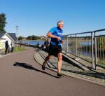 Am Vortag noch einen Hindernislauf bei Leipzig gefinisht und dann schon wieder beim Br&uuml;ckenlauf in Sch&ouml;nebeck am Start: Jens-Uwe B&ouml;rner. W&auml;hrend er beim Matschlauf schmerzlich seinen Fotoapparat vermisste, konnte er in Sch&ouml;nebeck wieder als „rasender Reporter“ seine Unterwegs-Bilder machen.