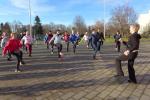 Durch die Leiterin einer Frauengymnastikgruppe werden die Teilnehmer durch eine Erw&auml;rmungsgymnastik auf den Lauf eingestimmt.  