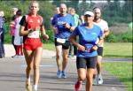Katrin Winkler-Hindricks (rechts) &uuml;berquerte die Ziellinie beim 10. Sch&ouml;nebecker Drei-Br&uuml;cken-Lauf nach 1:06:27 Stunden. 