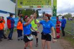 Sabine B&ouml;rner begl&uuml;ckw&uuml;nscht Sylvia K&ouml;hn (re.). Nach fast 10 Stunden finisht sie ihren ersten Supermarathon am Rennsteig.