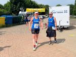 Verena Hildebrandt (li.) und Stefan Sindermann waren zwei von f&uuml;nf Gaensefurther Teilnehmern beim 38. Konradsburglauf in Ermsleben. Der Sportfreund zog seine Vereinskollegin &uuml;ber die 11,4 Kilometer lange Strecke, so dass Hildebrandt am Ende den dritten Platz in ihrer Altersklasse belegte.