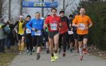 Jens-Uwe B&ouml;rner kurz nach dem Start (blaues T-Shirt). Foto: Frank Kowar, Volksstimme Stendal vom 05.03.2014 