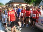 Warten auf den Start zum 5,3 km Lauf.(rechts die Sta&szlig;furter L&auml;ufer)