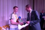 So viel Laufbegeisterung wird vom Pr&auml;sidenten des Leichtathletikverbandes Andreas Broska belohnt! Platz eins in der m&auml;nnlichen Jugend unter 20 Jahre ging an Marc Kr&uuml;ger von der Gaensefurther Sportbewegung.