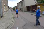 Christa F&uuml;mel biegt Richtung Zentrum in Hettstedt ab und bringt ihre sieben Kilometer nach genau 45 Minuten &uuml;ber die Ziellinie - Platz 2 in der Altersklasse W60!