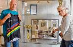 Das sportlich(st)e Ehepaar Jürgen und Bärbel Eisfeld beim Einrichten ihrer Ausstellung 'Ein Leben für den Sport'. Beide sind Mitglied der Abteilung Triathlon, wo Jürgen sich aktiv am Wettkampfgeschehen beteiligt. Das sportlich(st)e Ehepaar Jürgen und Bärbel Eisfeld beim Einrichten ihrer Ausstellung 'Ein Leben für den Sport'. Beide sind Mitglied der Abteilung Triathlon, wo Jürgen sich aktiv am Wettkampfgeschehen beteiligt.
