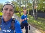 Daniel Wuwer entspannt auf dem Fahrrad f&uuml;r den n&auml;chsten Laufeinsatz, w&auml;hrend seine Frau Janine die Kilometer laufend abspult.