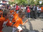 Herr Zok gab den Startschuss f&uuml;r den zweiten Start des 2-km-Sch&uuml;lerlaufs, bei dem L&auml;ufer der Uhlandschule Sta&szlig;furt dabei waren.
